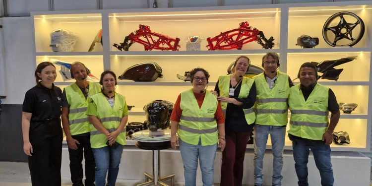 Guias da Cooperativa Amigos da Amazônia visitam fábrica da BMW