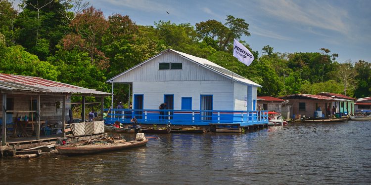 Manejo sustentável do pirarucu fortalece comunidades com novo flutuante em Fonte Boa
