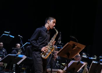 Jazz Natalino no Teatro Amazonas encanta o público com releituras natalinas