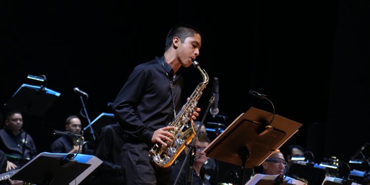 Jazz Natalino no Teatro Amazonas encanta o público com releituras natalinas