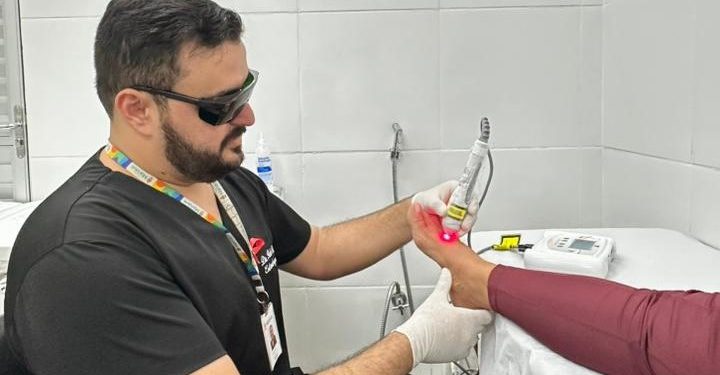 Laserterapia para lesões diabéticas: Semsa conclui capacitação e inicia atendimento em Manaus