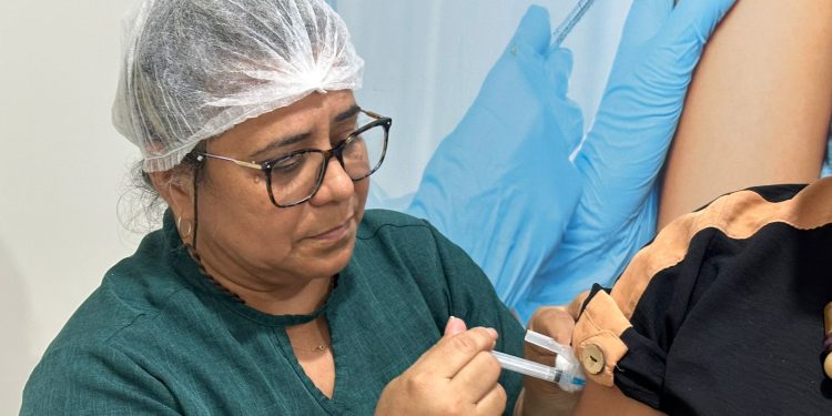 Vacinação antes de viajar garante férias mais seguras, alerta FVS-RCP