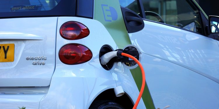 Mercado global de veículos elétricos supera 20 milhões de vendas em 2025