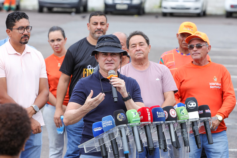 Prefeito David Almeida apresenta fábrica de vassouras ecológicas em operação na Semulsp como parte da política de economia circular de Manaus