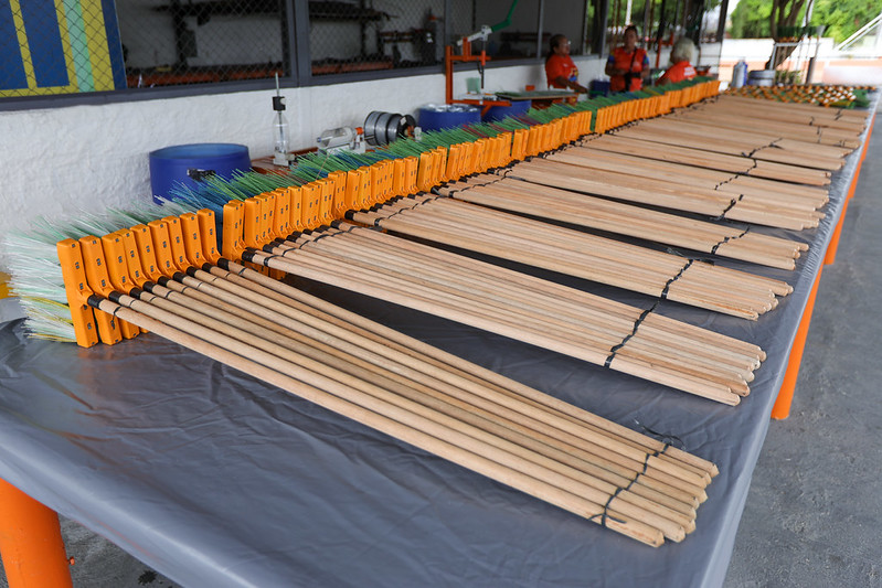 Prefeito David Almeida apresenta fábrica de vassouras ecológicas em operação na Semulsp como parte da política de economia circular de Manaus