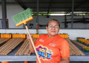 Prefeito David Almeida apresenta fábrica de vassouras ecológicas em operação na Semulsp como parte da política de economia circular de Manaus