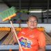 Prefeito David Almeida apresenta fábrica de vassouras ecológicas em operação na Semulsp como parte da política de economia circular de Manaus