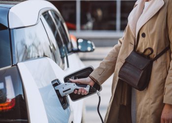 Carros elétricos superam vendas de veículos a gasolina na União Europeia