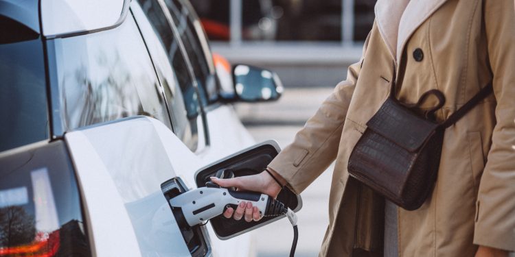 Carros elétricos superam vendas de veículos a gasolina na União Europeia