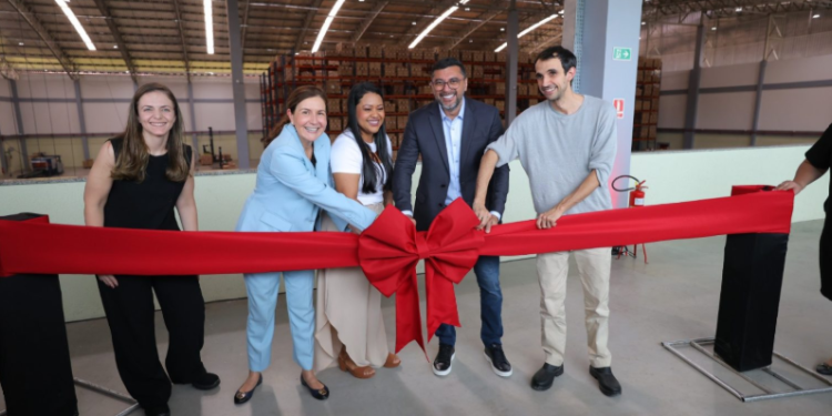 Governador destaca bioeconomia e geração de renda na inauguração do novo Centro de Distribuição da Natura em Manaus