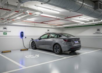 Lei que garante direito à recarga em condomínios é vista como avanço na eletrificação, afirma Abravei