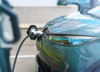 Mercado de eletrificados bate recorde e rede de recarga avança no Brasil