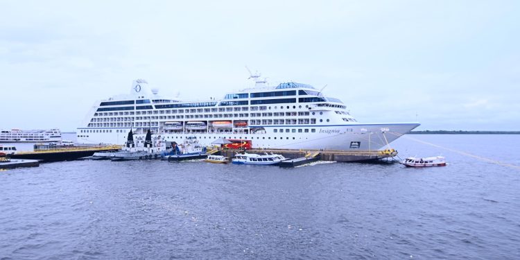 Navio MS Insignia atraca em Manaus e impulsiona o turismo internacional na Amazônia