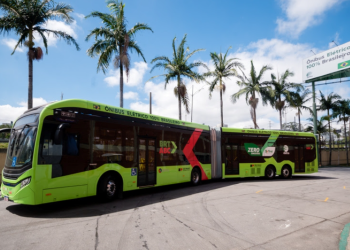 Ônibus articulados 100% elétricos começam a operar na frota paulistana