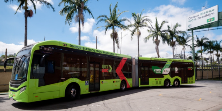 Ônibus articulados 100% elétricos começam a operar na frota paulistana