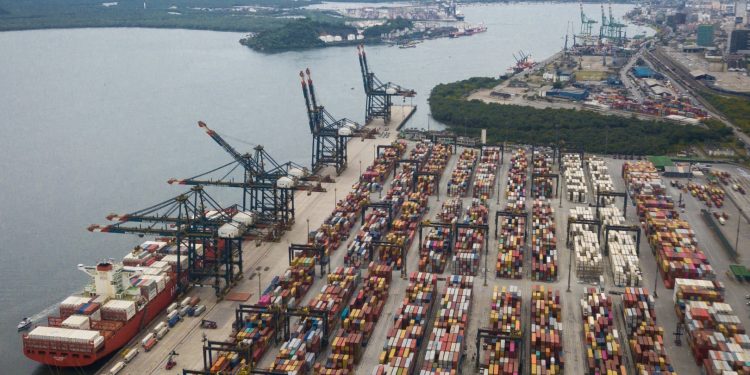 Portos brasileiros registram recorde histórico de movimentação de cargas em 2025