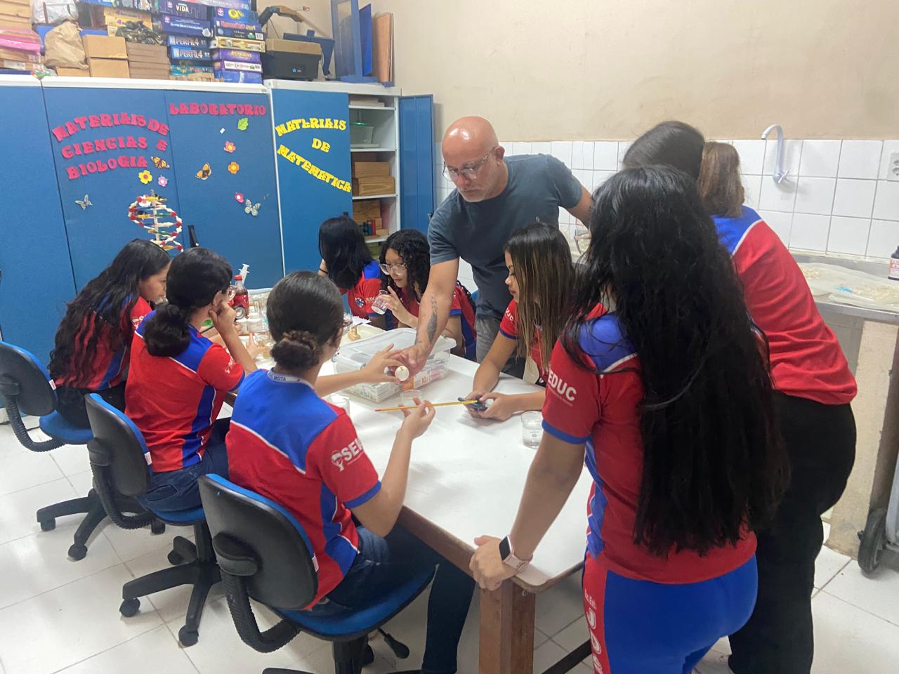 Professor do Amazonas é finalista do Global Teacher Prize 2026 e representará o Brasil em Dubai