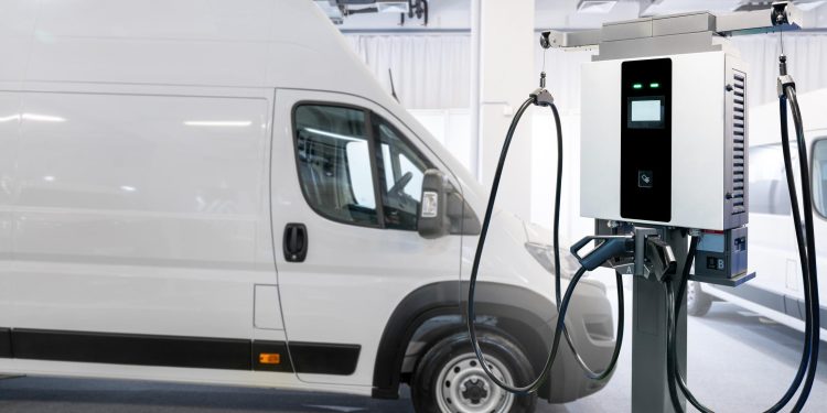 Renault assume controle total da Flexis e acelera produção de furgões elétricos