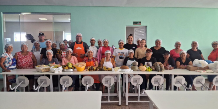 Agricultores familiares aprendem produção de doces em curso promovido pelo Idam