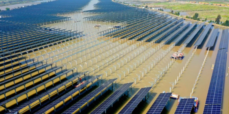 China constrói “muralha industrial” e lidera transição energética global