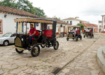 Cidade histórica de Tiradentes adota charretes elétricas e aposenta cavalos do transporte turístico