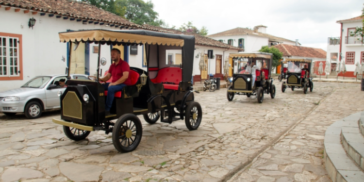 Cidade histórica de Tiradentes adota charretes elétricas e aposenta cavalos do transporte turístico