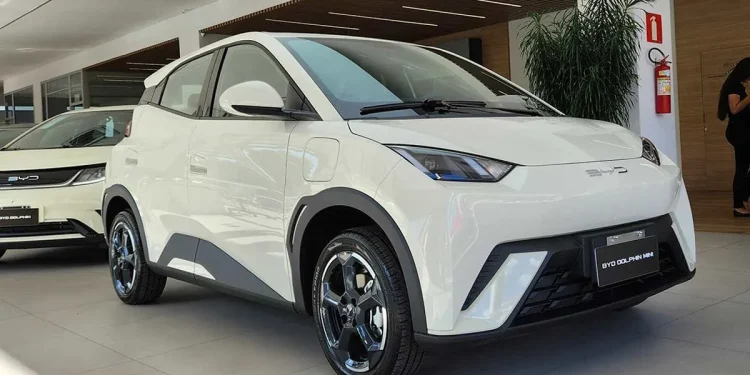 Dolphin Mini impulsiona vendas de carros elétricos e fortalece expansão da BYD no país