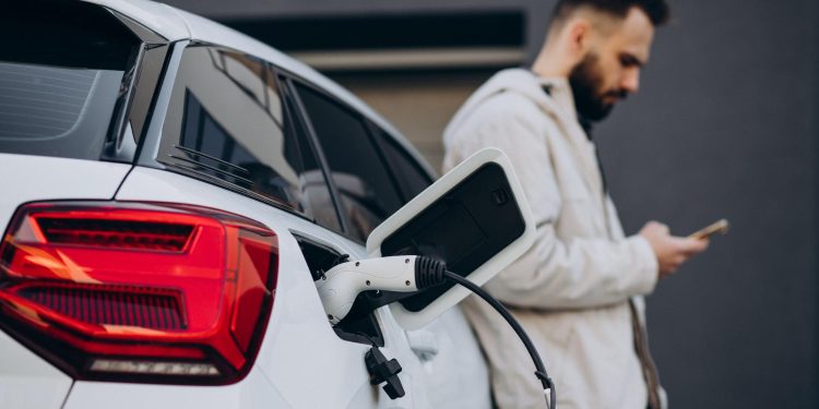 Eletromobilidade avança e eletrificados ampliam participação no mercado brasileiro (