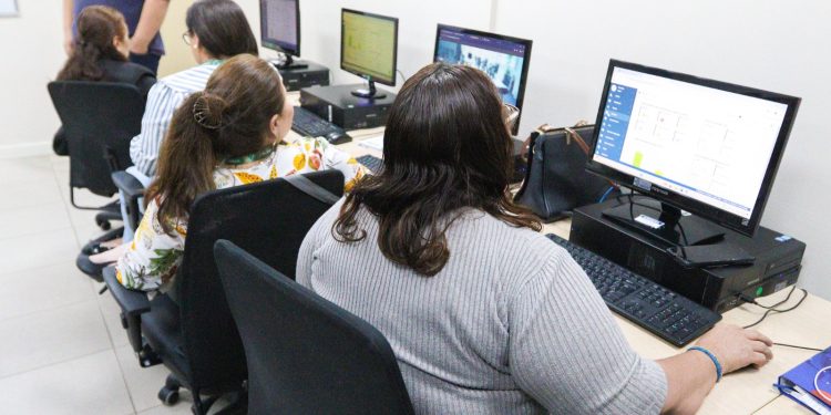 Escola do Legislativo da CMM oferece cursos gratuitos de informática e inglês em Manaus