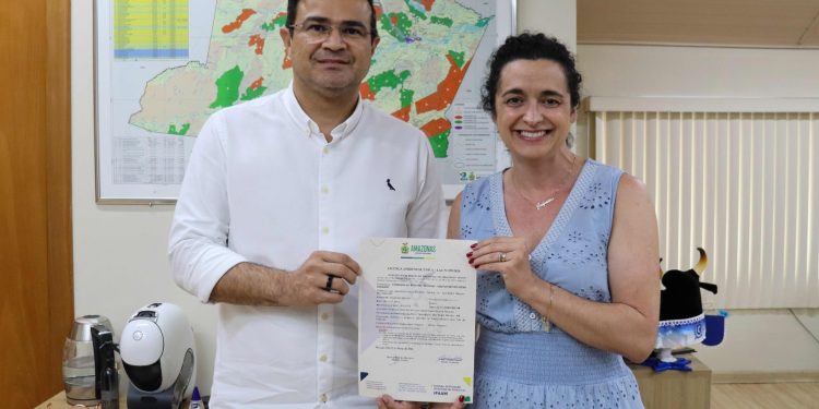 Ipaam concede licença à Fundação de Medicina Tropical para primeiro criadouro científico de escorpiões em Manaus