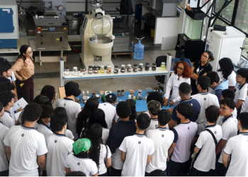 Jovens conhecem pesquisas e inovação tecnológica da Amazônia em visita ao CBA