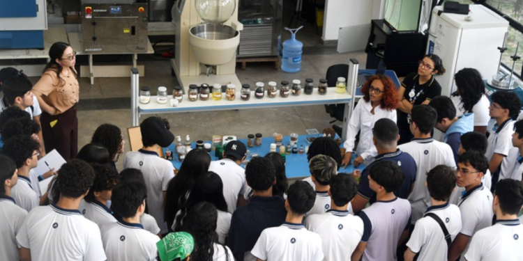 Jovens conhecem pesquisas e inovação tecnológica da Amazônia em visita ao CBA