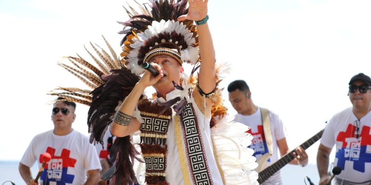 Largo São Sebastião vira palco da rivalidade entre Caprichoso e Garantido nesta sexta-feira