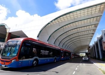 Ônibus elétricos substituem diesel e ajudam a cortar emissões de carbono na capital baiana