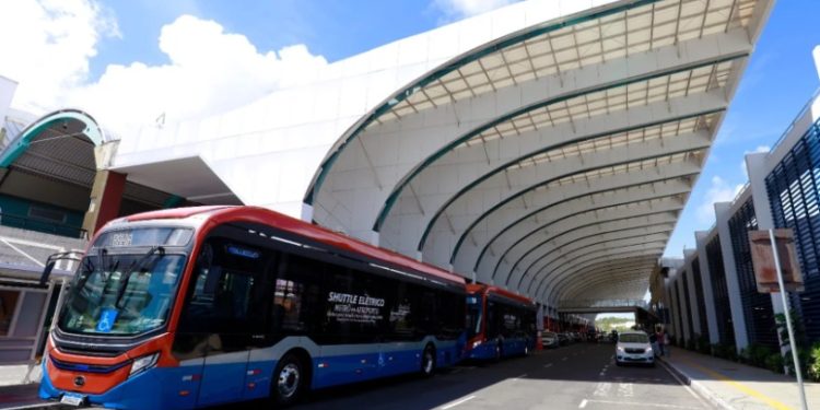 Ônibus elétricos substituem diesel e ajudam a cortar emissões de carbono na capital baiana