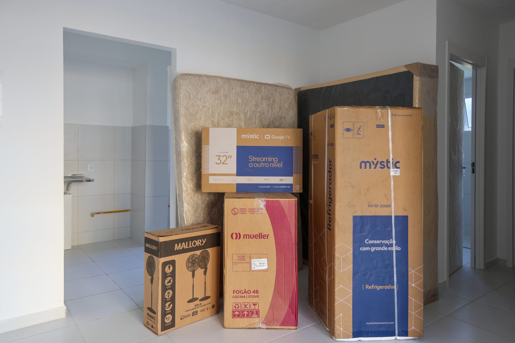 Prefeito apresenta modelo de moradia mobiliada e amplia programa habitacional em Manaus (