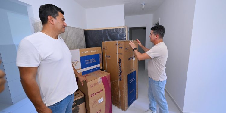 Prefeito apresenta modelo de moradia mobiliada e amplia programa habitacional em Manaus