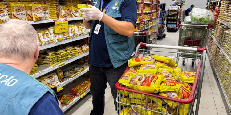 Procon Manaus divulga pesquisa de preços da cesta básica em supermercados da capital