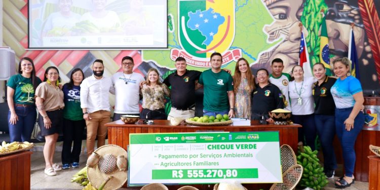 Ipaam, MMA e PNUD entregam mais de R$ 555 mil em Cheque Verde a 252 indígenas em São Gabriel da Cachoeira