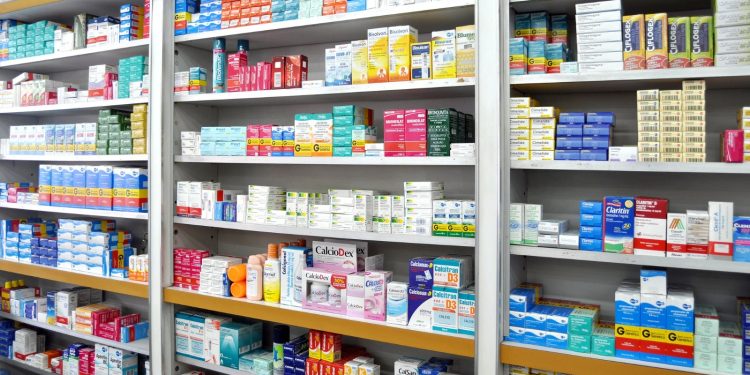 Venda de remédios em supermercados é liberada; entenda