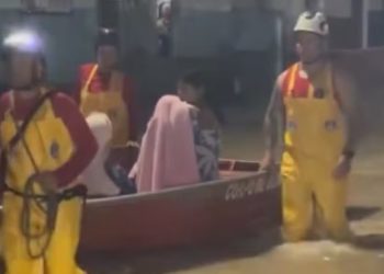 Bombeiros utilizam bote para resgatar moradores após alagamentos causados por forte chuva em Manaus
