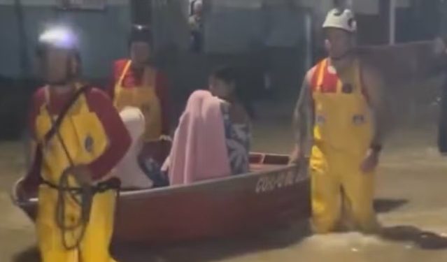 Bombeiros utilizam bote para resgatar moradores após alagamentos causados por forte chuva em Manaus