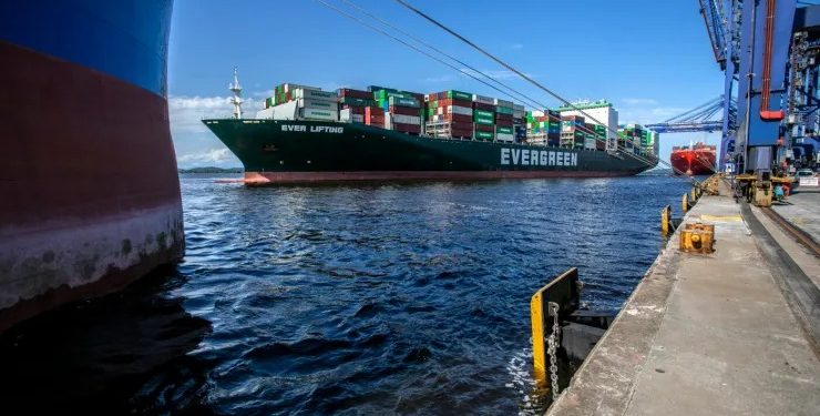 Governo libera R$ 15 bilhões em crédito para apoiar exportações brasileiras em meio à crise internacional