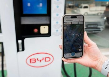 Eletromobilidade cresce com expansão da rede de recarga da BYD