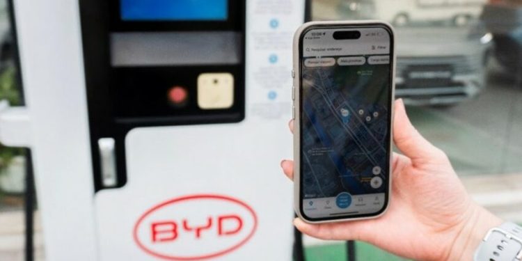Eletromobilidade cresce com expansão da rede de recarga da BYD