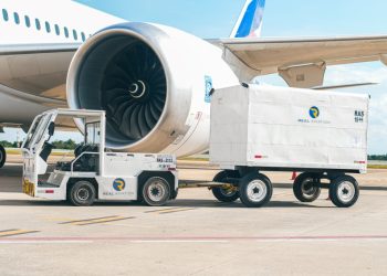 Rebocadores elétricos reduzem mais de 720 toneladas de CO₂ por ano em aeroporto de Confins