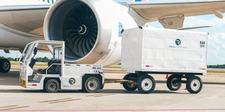 Rebocadores elétricos reduzem mais de 720 toneladas de CO₂ por ano em aeroporto de Confins
