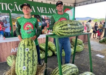 Melancia de 54 kg bate recorde e garante vitória em festival no Norte de Roraima