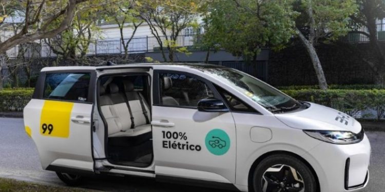 Carros elétricos ganham espaço com nova categoria da 99 no Rio