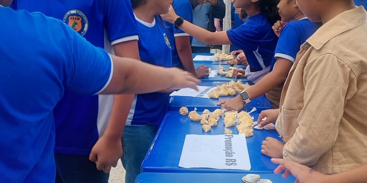 Escola no Amazonas usa farinha de mandioca para ensinar matemática de forma prática
